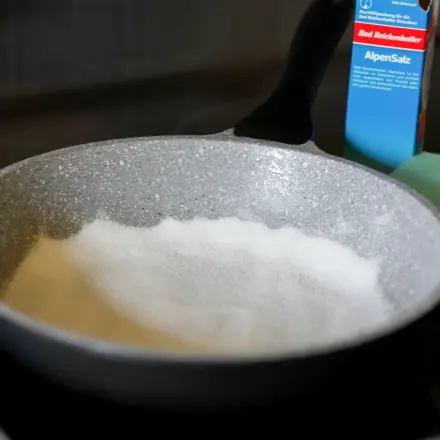 Eingebrannte Pfanne mit Salz reinigen