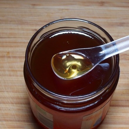 Gegen Nagelpilz: mit Honig einpinseln