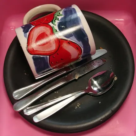 Geschirr sammeln und erst spülen, wenn es sich lohnt