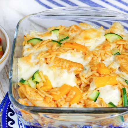 Griechischer Auflauf mit Nudeln, Hühnchen und Gemüse