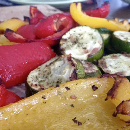 Geschmorte Paprika und Zucchini mit Schafskäse