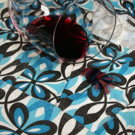 Rotweinflecken entfernen mit Milch