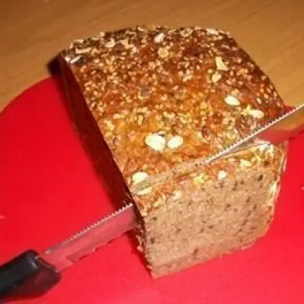 Rundes Brot mit dem Messer aufschneiden