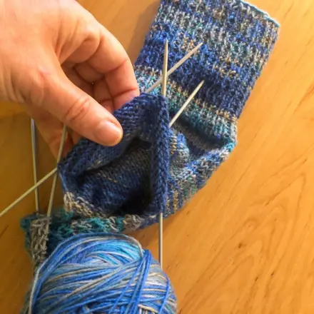 Weiterstricken mit neuem Knäuel Wolle - unsichtbare Anlegestelle