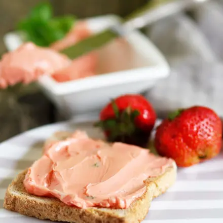 Raffinierter Brotaufstrich - Erdbeerbutter mit Minze