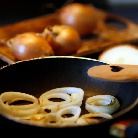 Keine angebrannten Zwiebelscheiben- oder Würfel