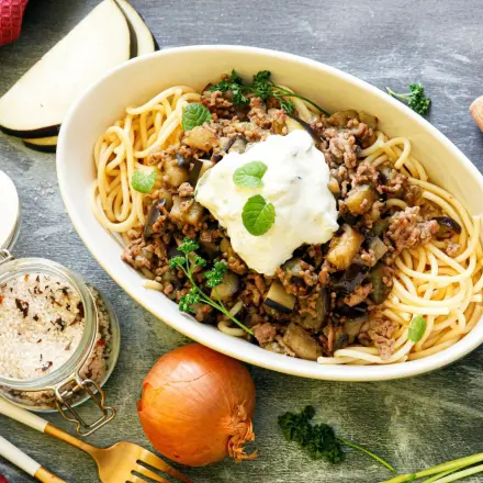 Nudeln mit Auberginen, Hackfleisch und Tsatsiki