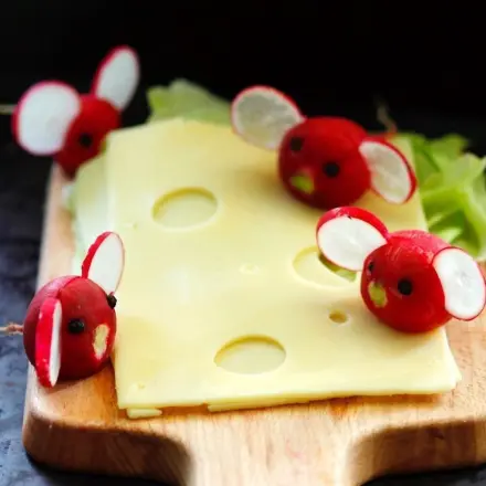 Radieschenmäuse als Deko für Käseplatte