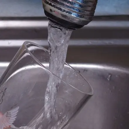 Wasser, das länger in der Leitung gestanden hat, nicht trinken!