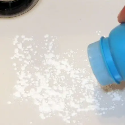 Glänzende Handwaschbecken mit Babypuder