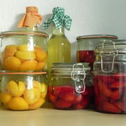 Einwecken: verschiedene Obst- und Gemüsesorten