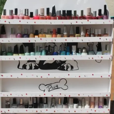 Nagellack verstauen: DIY-Nagellackregal