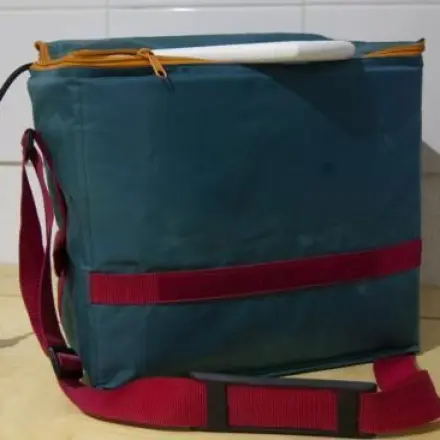 Elektrische Eismaschine in der Kühltasche betreiben