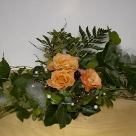 Elegante Blumendekoration für lange Tafel
