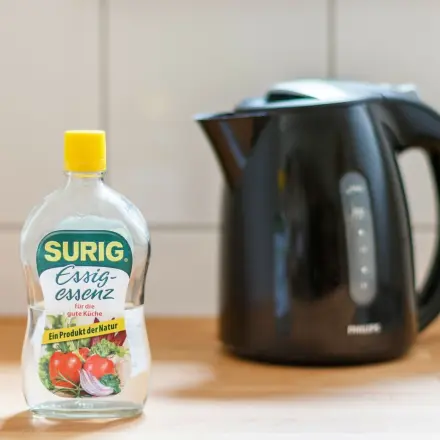 Klo und Wasserkocher putzen mit kochendem Essig