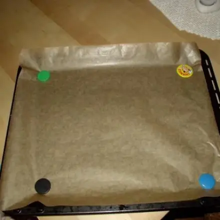 Backpapier mit Magneten fixieren