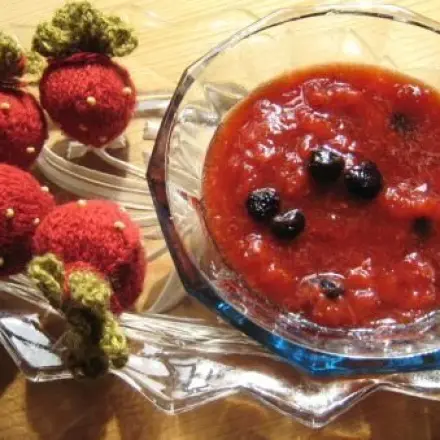 Aroniabeeren geben Erdbeermarmelade einen herzhaften Geschmack