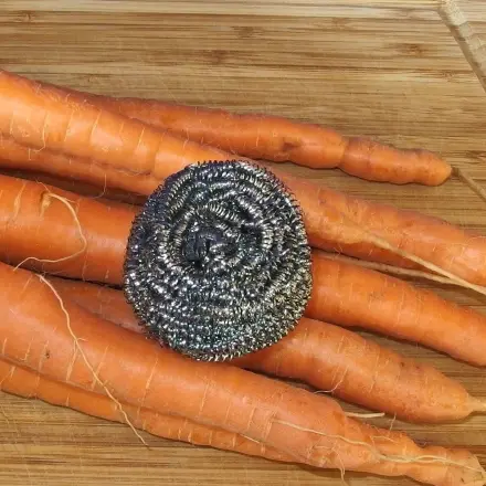 Möhren mit Stahlwolle abschrubben