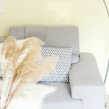 Mikrofaser-Armlehnen oder Rückenpolster wieder straffen