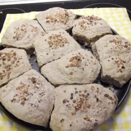 Knusprige Weizenvollkorn-Brötchen mit Hefe backen