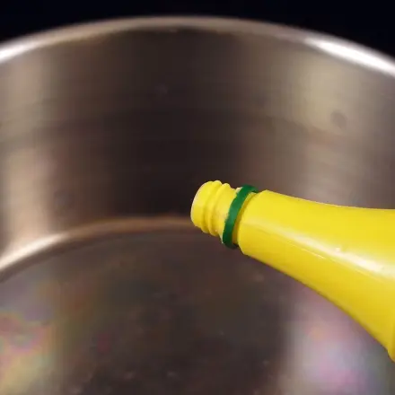 Kochtöpfe reinigen mit flüssiger Zitrone