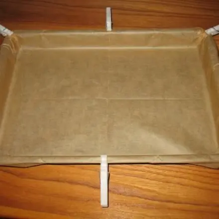 Backblech oder Springform auslegen