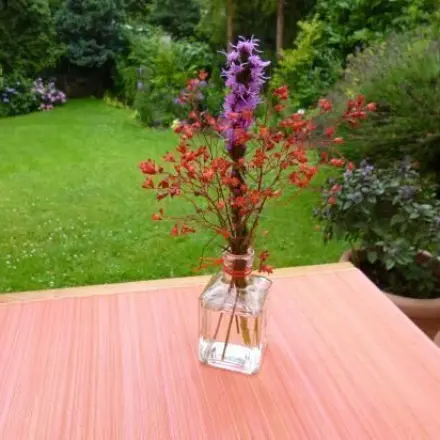 Balsamico-Flaschen als Blumenvase