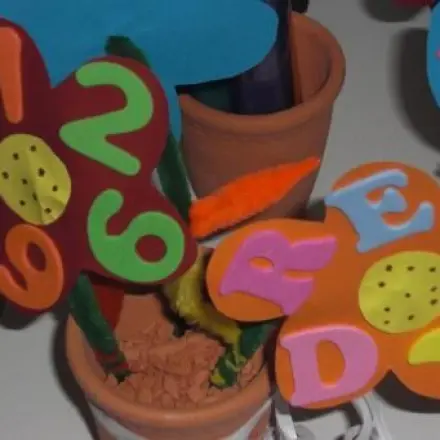 "ABC-Blumen" als Deko zum Schulanfang basteln