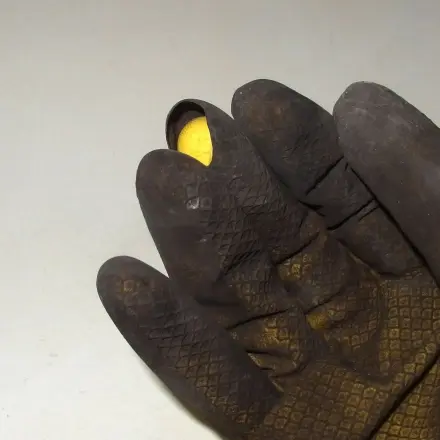 Kaputte Gartengummihandschuhe - Loch an Loch und hält doch