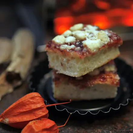 Streusel aus Brot auf Zwetschgenkuchen