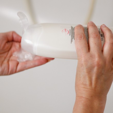 Zu viel Shampoo auf der Hand - wieder in die Flasche saugen