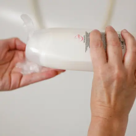 Zu viel Shampoo auf der Hand - wieder in die Flasche saugen
