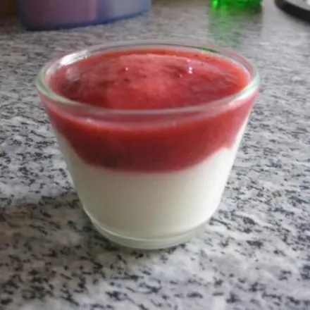 Dessert mit weißer Schokolade und Erdbeersoße