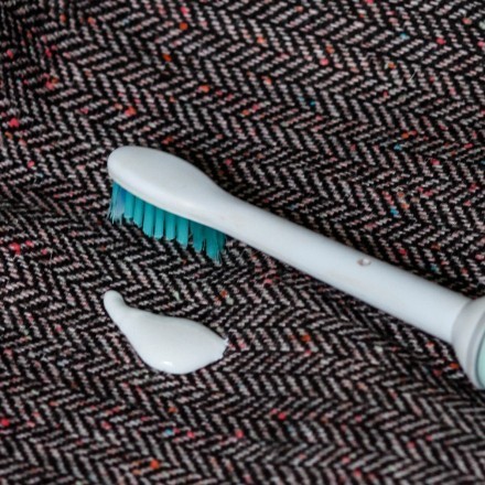 Hartnäckige Zahnpastaflecken entfernen - mit elektrischer Zahnbürste
