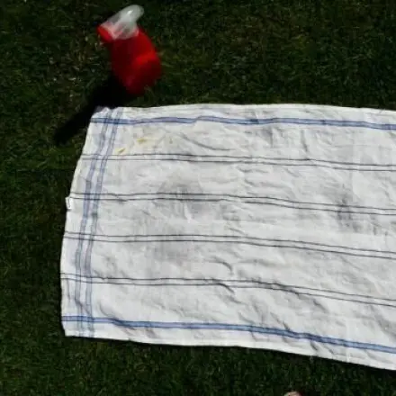 Kleidung mit Ketchup und/oder Tomatensoße