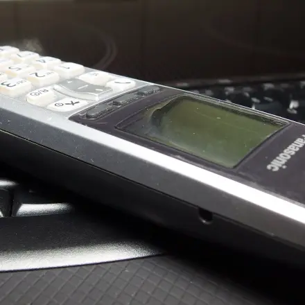 Tastatur und altes Telefon als Kinderspielzeug