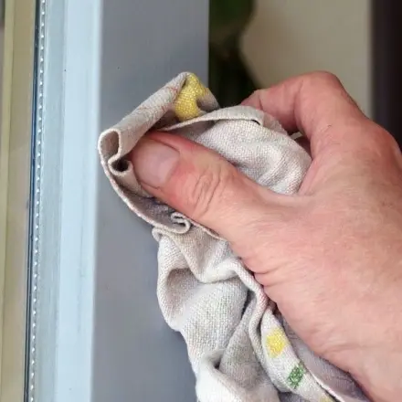 Fensterumrandungen von Kunststofffenstern richtig reinigen