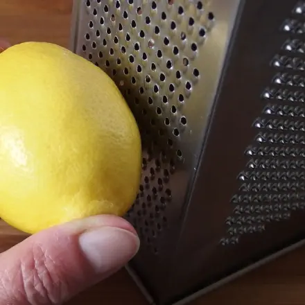 Immer frische Zitronenschale und Parmesan zur Hand