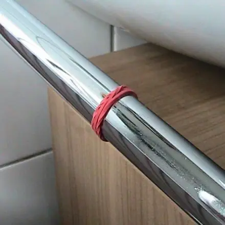 Handtücher auf Handtuchhalter im Bad rutschfester machen