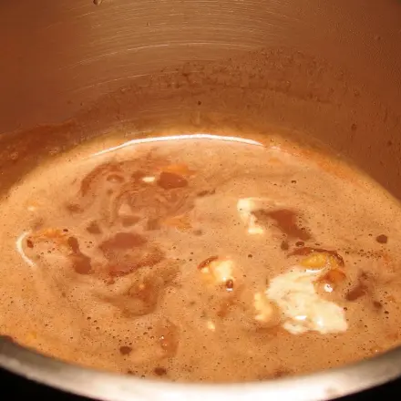 Schnelle schokoladige Sauce zu Eiscreme