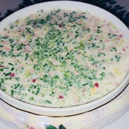Kühle ungekochte Sommersuppe aus Radieschen und Gurke