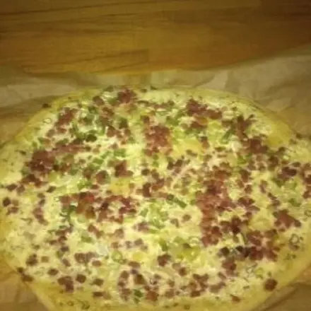 Flammkuchen mit Hefeteig und Frühlingszwiebeln