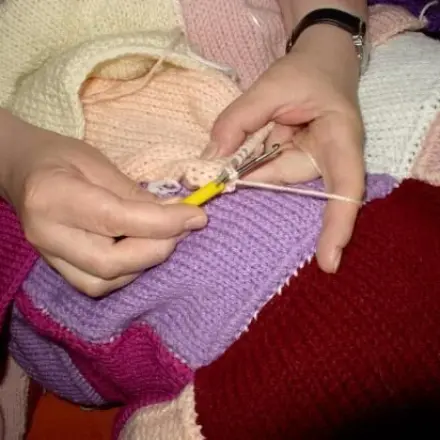 Gestricktes abketten mit der Häkelnadel