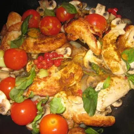Hähnchenbrust Pfanne mit Johannisbeeren und Pasta