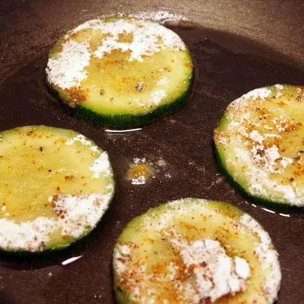 Würzmehlreste aufheben - Zucchinischeiben mit Würzmehl braten