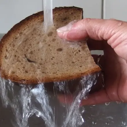 Wie altes, trockenes Brot wieder gut schmeckt