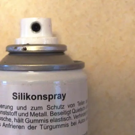 Siliconspray gegen matte Kunststoffteile