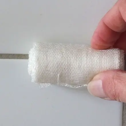 Silikonfugen reinigen mit Hilfe alter Mullbinden