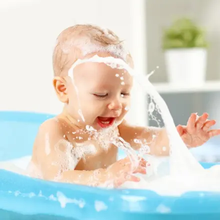 Baby in Olivenöl baden