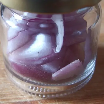 Zwiebelgeruch im Glasgefäß